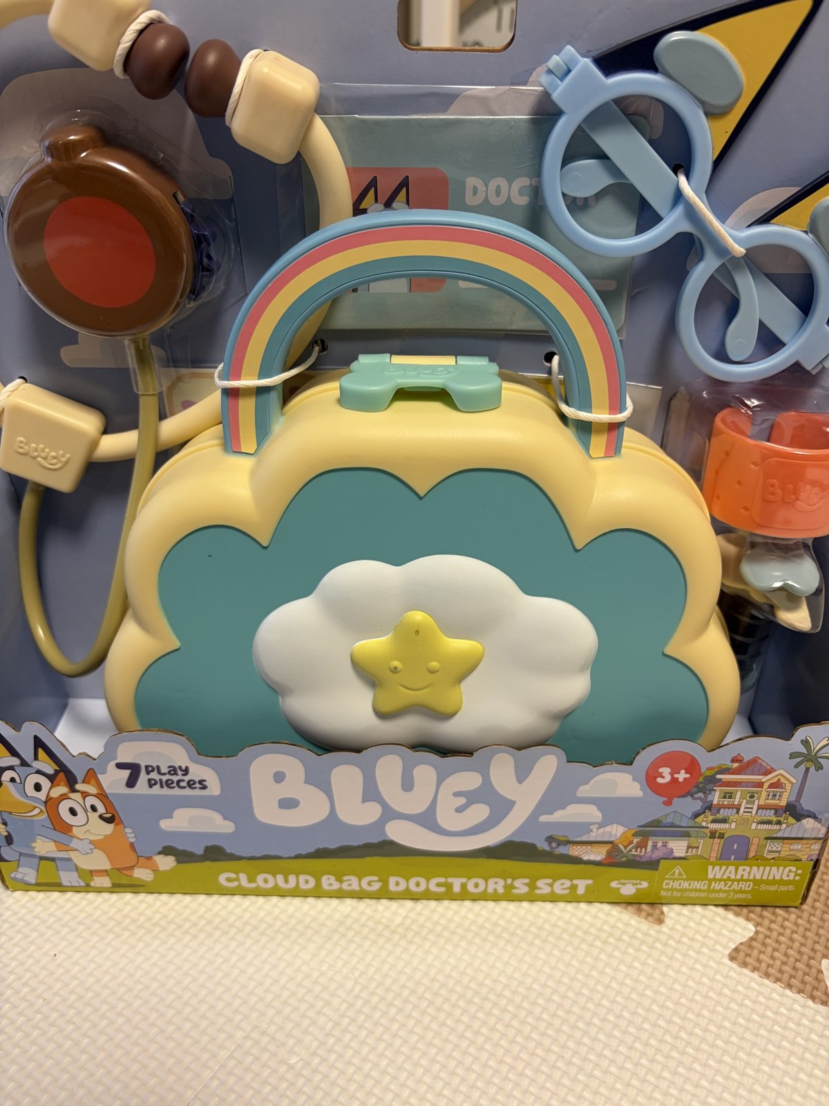 シンガポールで買ったブルーイのドクターセット。箱に 7 PLAY PIECES と 3+ の表示がある